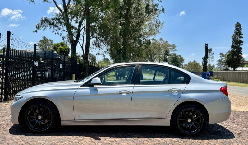 
								BMW 3 Series 320i auto full									