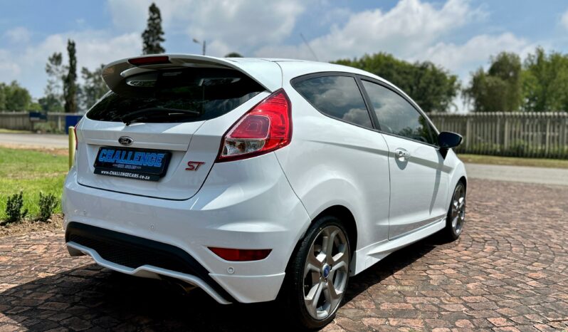 
								Ford Fiesta ST 1.6 EcoBoost GDTi full									