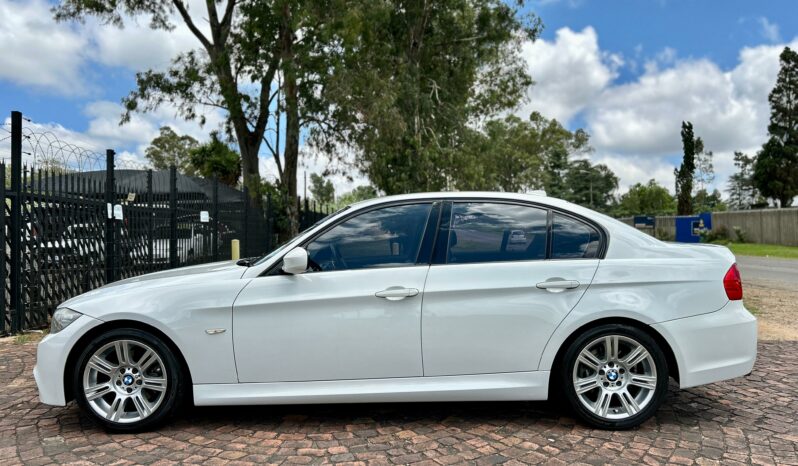 
								BMW 3 Series 323i M Sport full									