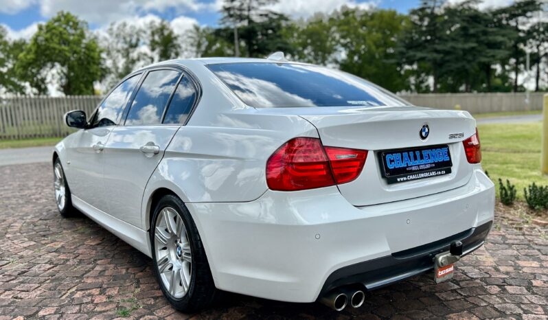 
								BMW 3 Series 323i M Sport full									