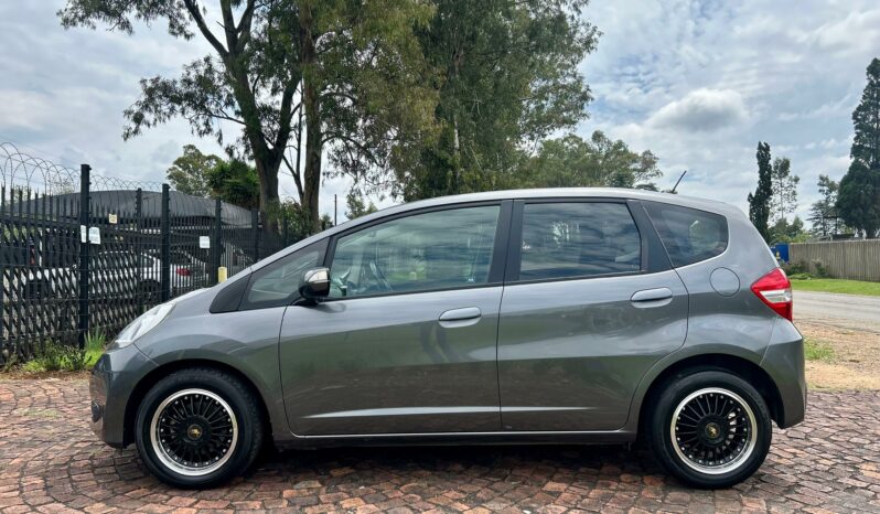 
								Honda Jazz 1.5 Executive full									