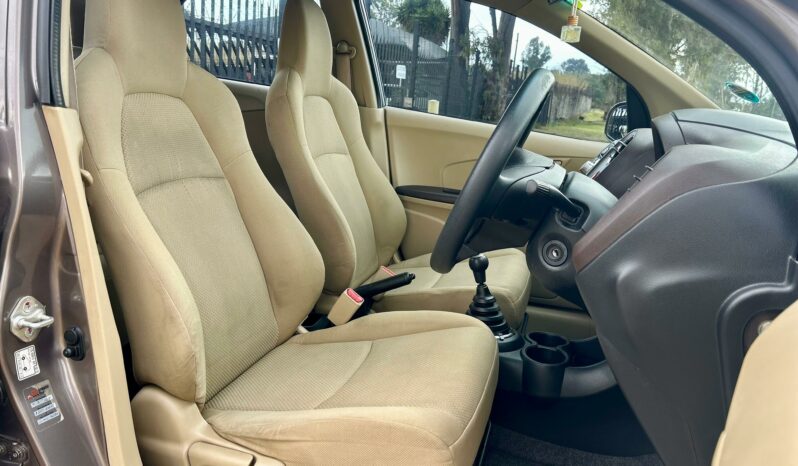 
								Honda Brio Hatch 1.2 Comfort full									