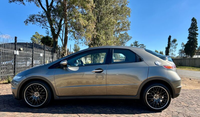 
								Honda Civic Hatch 1.8 EXi full									