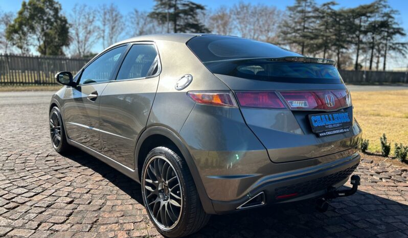 
								Honda Civic Hatch 1.8 EXi full									