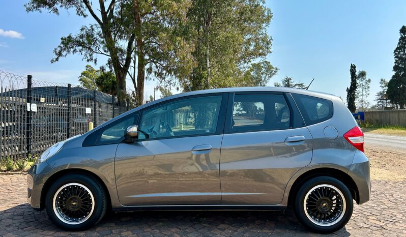 
								Honda Jazz 1.5 Executive full									