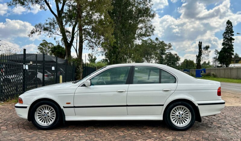 
								BMW 5 Series 528i full									