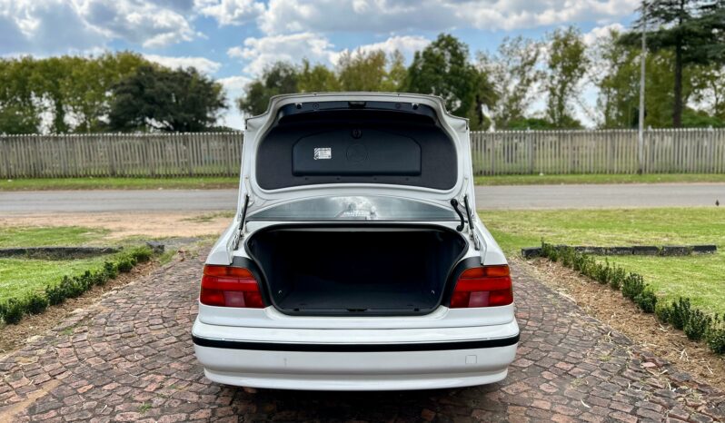 
								BMW 5 Series 528i full									