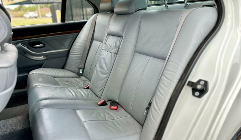 
								BMW 5 Series 528i full									