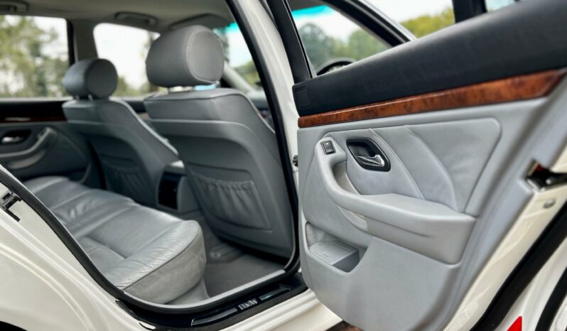 
								BMW 5 Series 528i full									