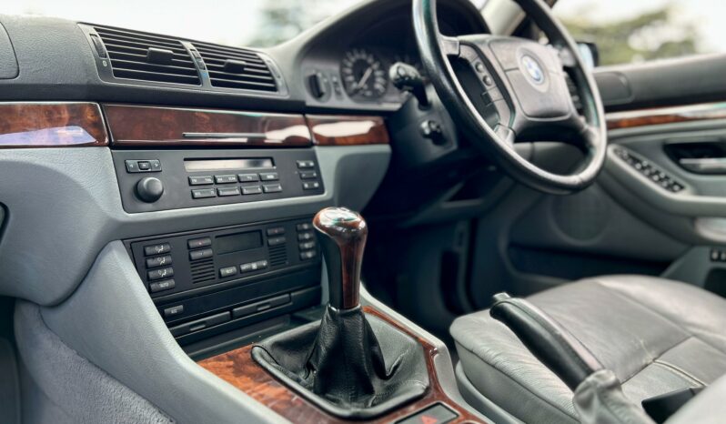 
								BMW 5 Series 528i full									