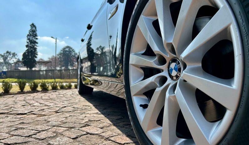
								BMW 5 Series 523i Auto full									