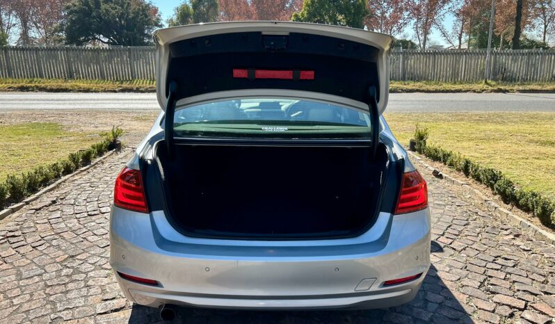 
								BMW 3 Series 320i Auto full									