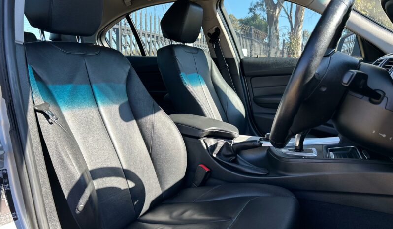 
								BMW 3 Series 320i Auto full									