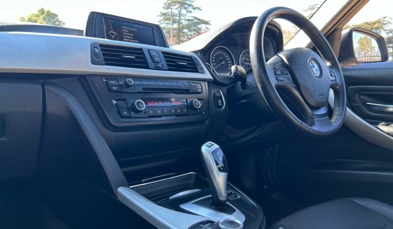 
								BMW 3 Series 320i Auto full									