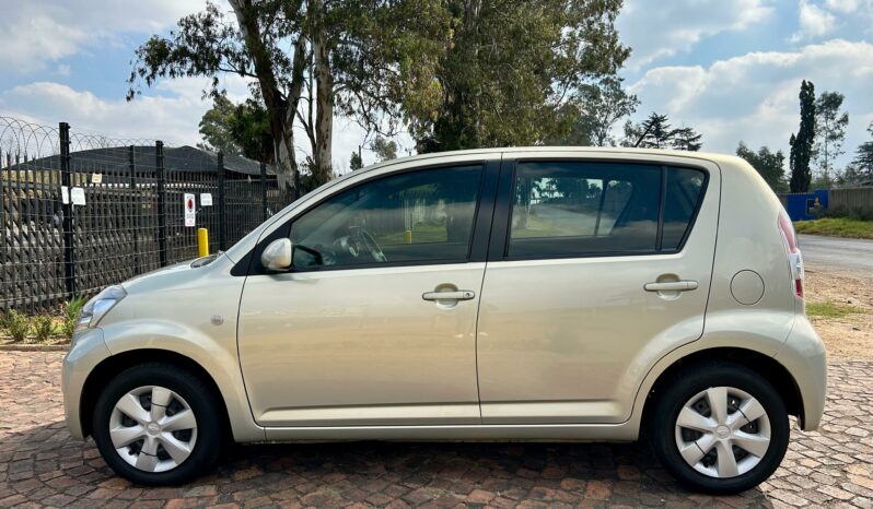 
								Daihatsu Sirion 1.3i full									