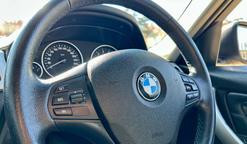 
								BMW 3 Series 320i Auto full									