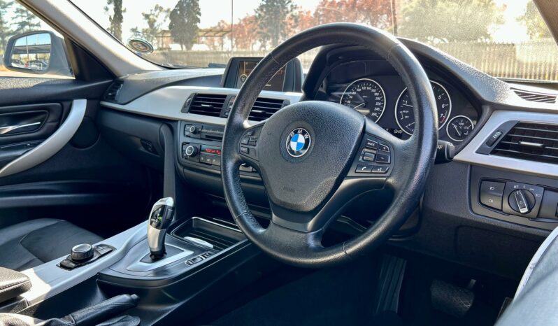 
								BMW 3 Series 320i Auto full									