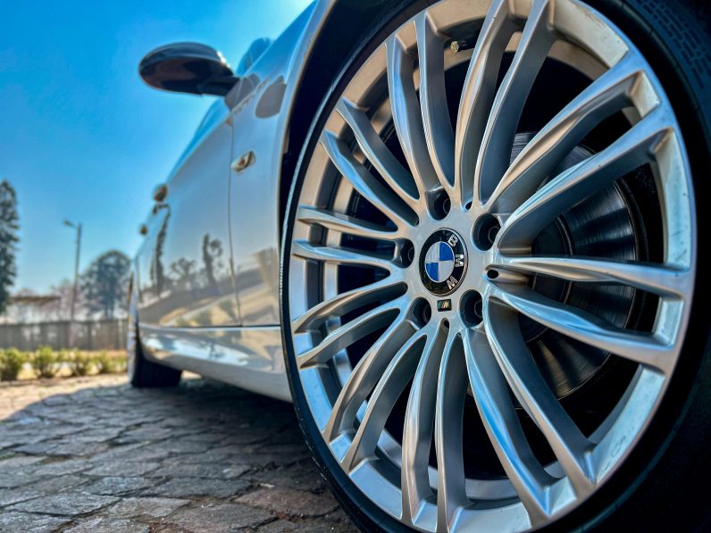 
								BMW 323i M Sport full									