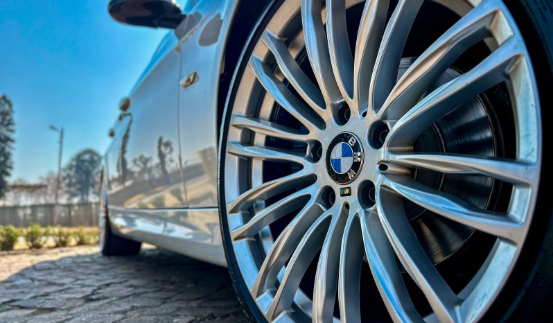 
								BMW 323i M Sport full									