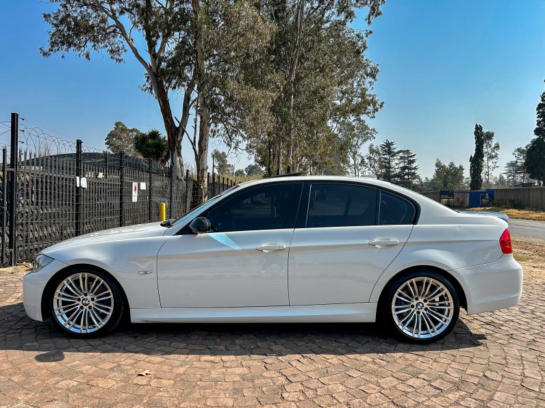 
								BMW 323i M Sport full									