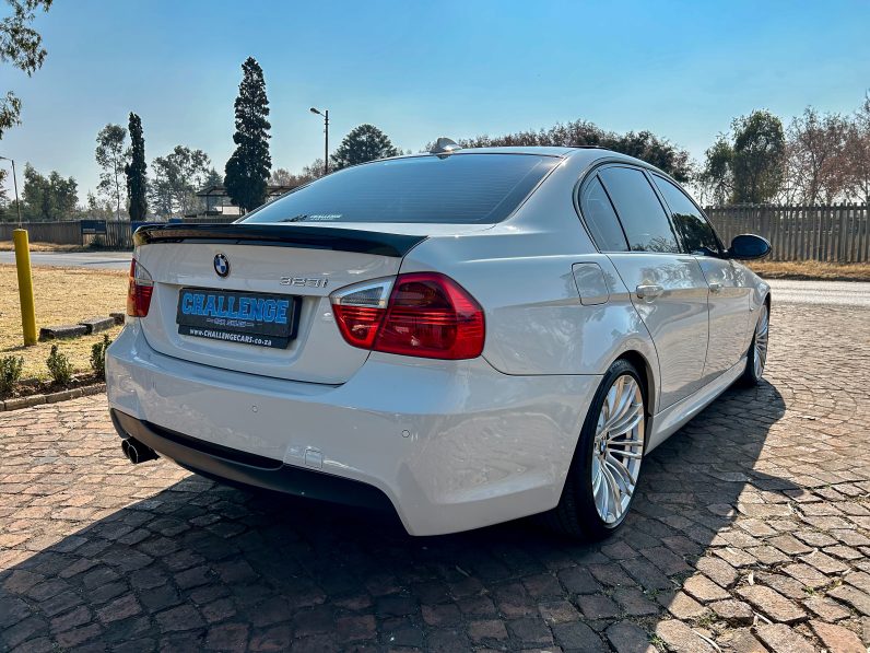 
								BMW 323i M Sport full									