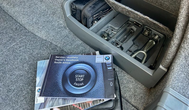 
								BMW 323i M Sport full									