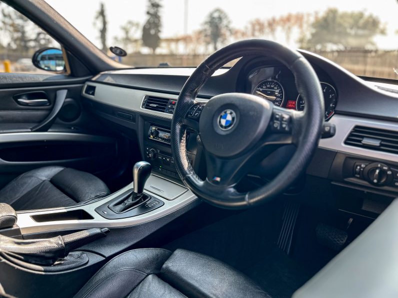 
								BMW 323i M Sport full									