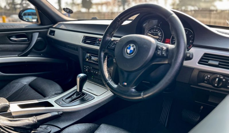
								BMW 323i M Sport full									