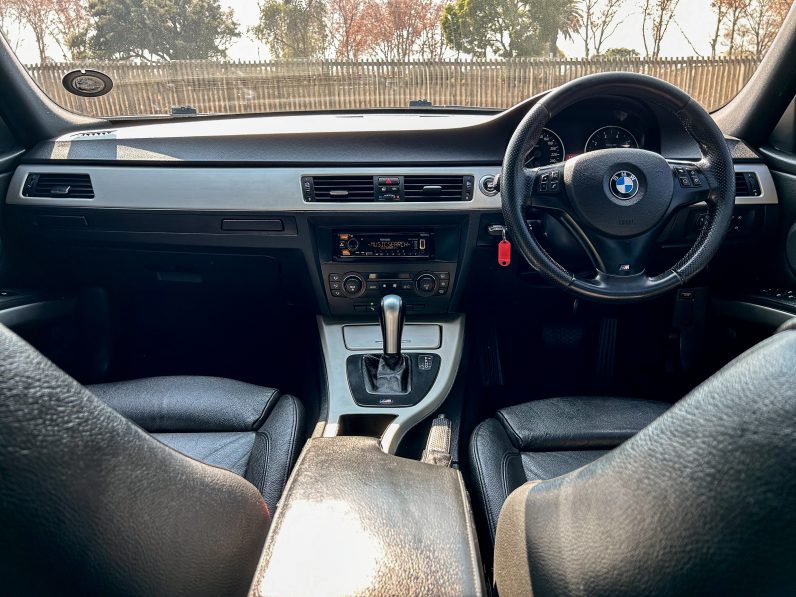 
								BMW 323i M Sport full									