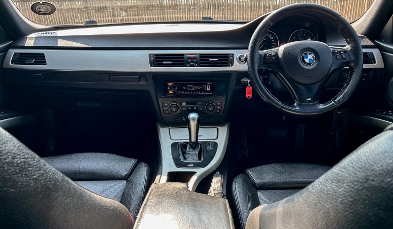 
								BMW 323i M Sport full									