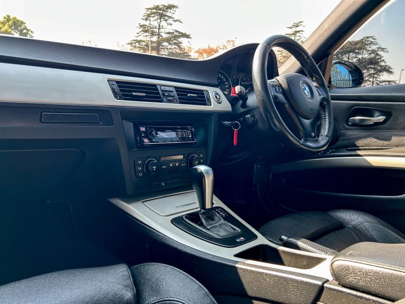 
								BMW 323i M Sport full									
