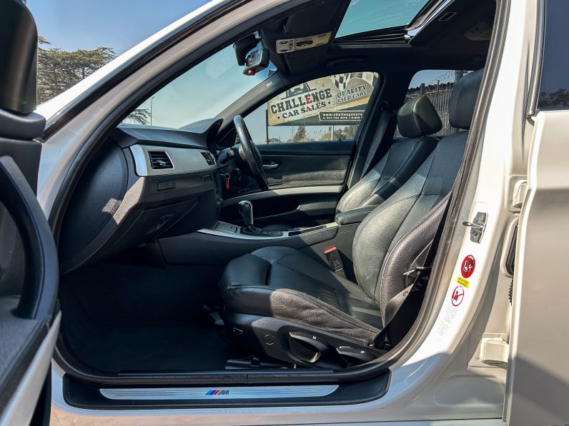 
								BMW 323i M Sport full									