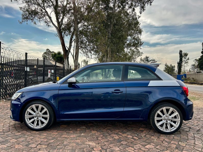 
								Audi A1 1.0 TFSI S full									