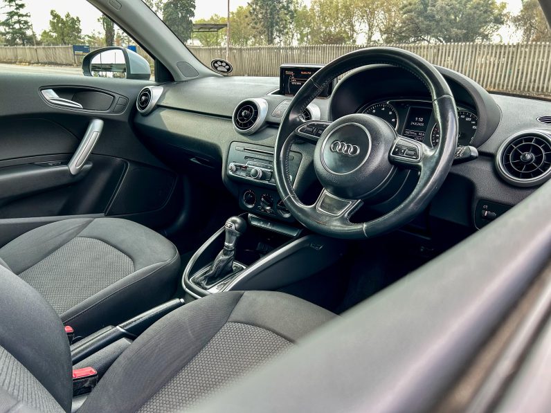
								Audi A1 1.0 TFSI S full									
