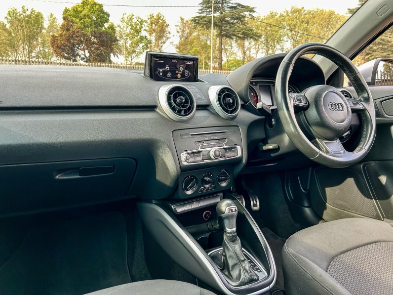 
								Audi A1 1.0 TFSI S full									