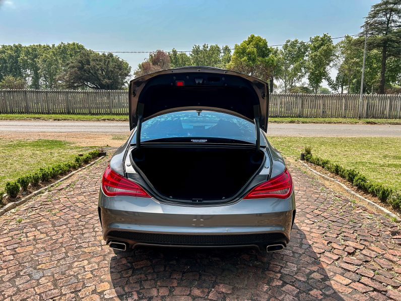 
								Mercedes-Benz CLA 200 AMG full									
