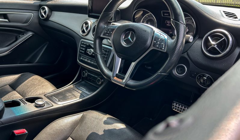 
								Mercedes-Benz CLA 200 AMG full									