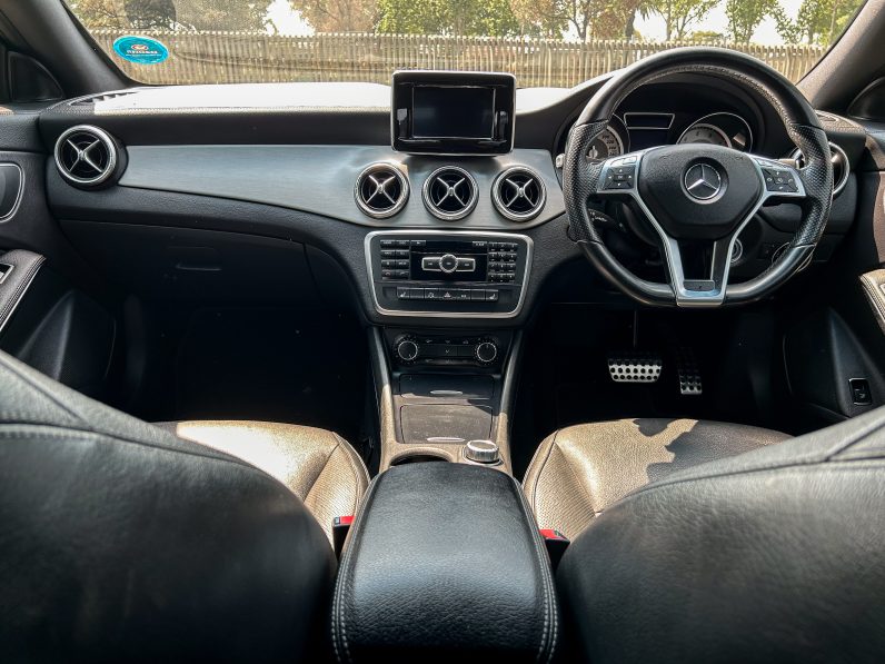 
								Mercedes-Benz CLA 200 AMG full									