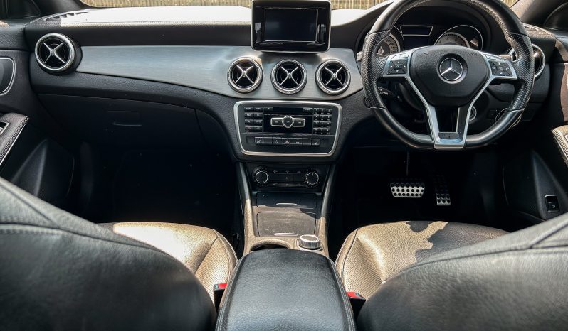 
								Mercedes-Benz CLA 200 AMG full									