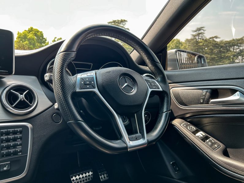 
								Mercedes-Benz CLA 200 AMG full									