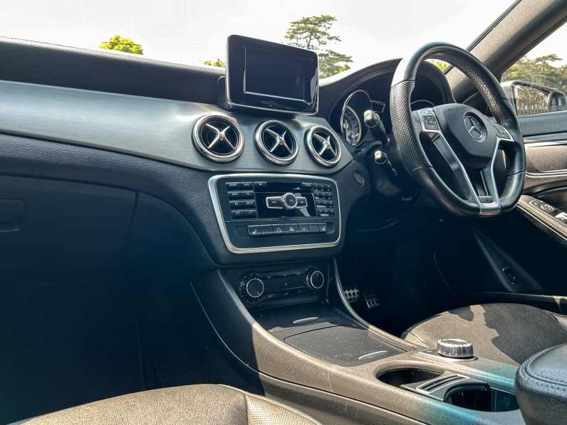 
								Mercedes-Benz CLA 200 AMG full									