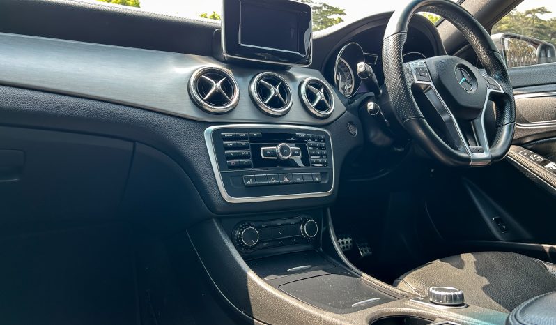 
								Mercedes-Benz CLA 200 AMG full									